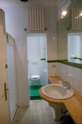 ボローニャにあるResidenza Santo Stefano 144のバスルーム(洗面台、トイレ付)