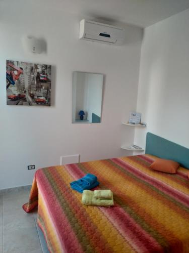 - une chambre avec un lit et 2 serviettes dans l'établissement B&B Barone, à Castro di Lecce