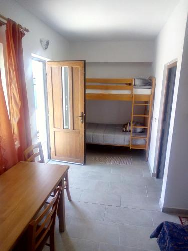 ein Zimmer mit zwei Etagenbetten und einem Tisch in der Unterkunft edera in Vaslui