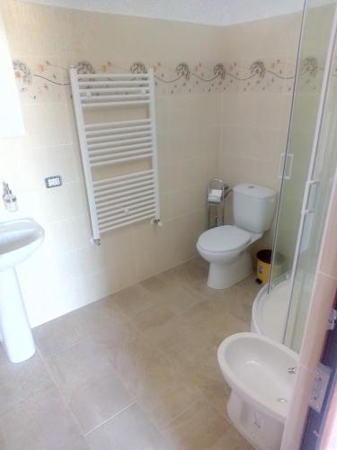 ein Badezimmer mit Toilette, Waschbecken und Dusche in der Unterkunft edera in Vaslui