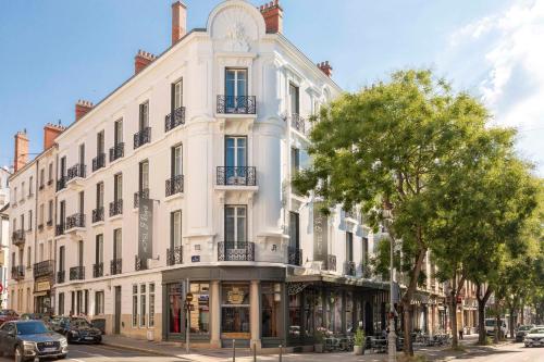 a large white building on a city street at Hotel Saint Regis in Chalon-sur-Saône