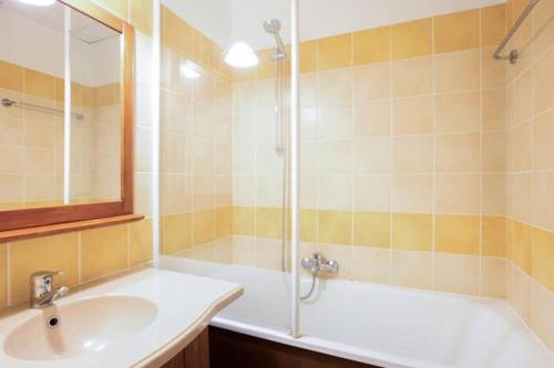 La salle de bains est pourvue d'une baignoire, d'un lavabo et d'une douche. dans l'établissement Residence du Lac,Apt 2P, 5 pers,Monflanquin, à Monflanquin