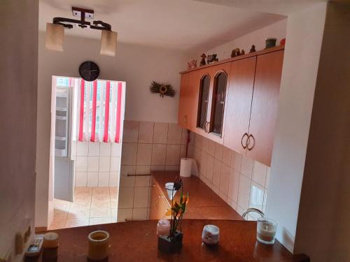 a kitchen with a table and a window in a room at Apartament 3 camere central decomandat lux in Oradea