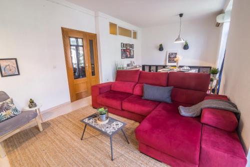 sala de estar con sofá rojo y mesa en Tranquilo, luminoso y en el centro de la ciudad, en Valencia