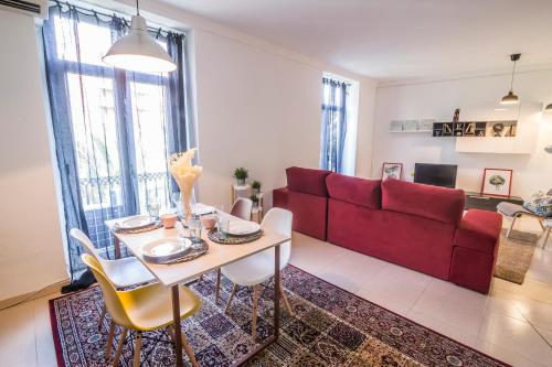 sala de estar con sofá rojo y mesa en Tranquilo, luminoso y en el centro de la ciudad, en Valencia