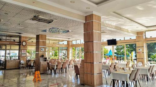 A restaurant or other place to eat at Ceti̇n Presti̇ge Resort