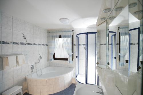 Kylpyhuone majoituspaikassa Apartment Hohenstaufen