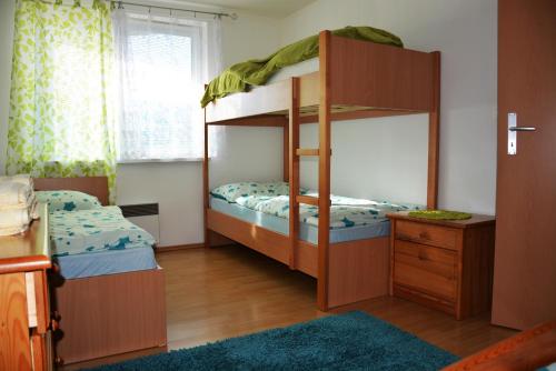 Poschodová posteľ alebo postele v izbe v ubytovaní Apartman De Luxe