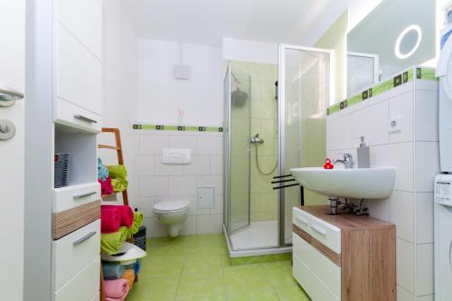 Kúpeľňa v ubytovaní Ferienwohnung Zschopau für Sie vollausgestattet mit Boxspringbett Netflix uvm