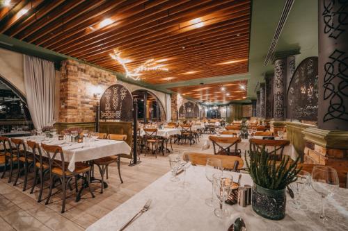 un ristorante con tavoli e sedie in una stanza di Norweska Dolina Luxury Resort a Szklarska Poręba
