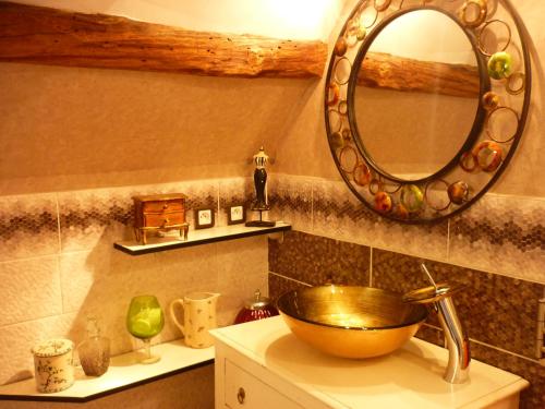 サン・シプリアンにあるResidence Beausejourのバスルーム(洗面台、鏡付)