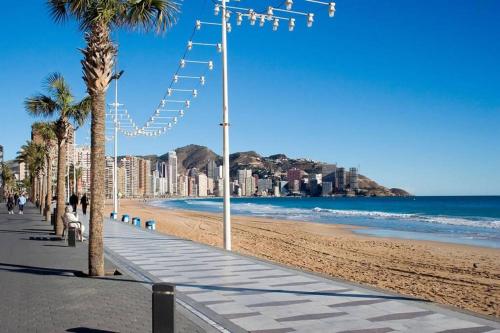 Apartamento mediterraneo, muy centrico, en Plaza Triangular, soleado, con jardines y piscina y la playa enfrente andando, con parking exterior comunitario