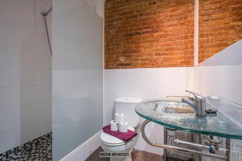 バルセロナにあるAlcam Montjuicのバスルーム(洗面台、トイレ付)