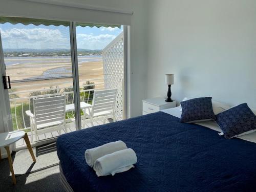 Un pat sau paturi într-o cameră la Leisure-Lee Holiday Apartments