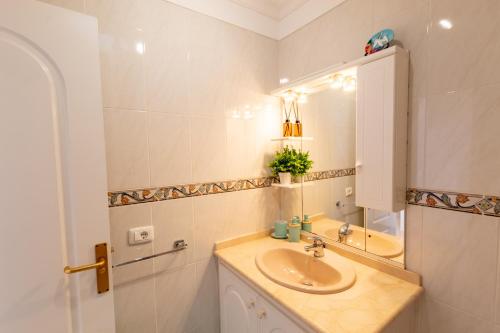 Kúpeľňa v ubytovaní Oceanview Penthouse With Jacuzzi by Dream Homes Tenerife