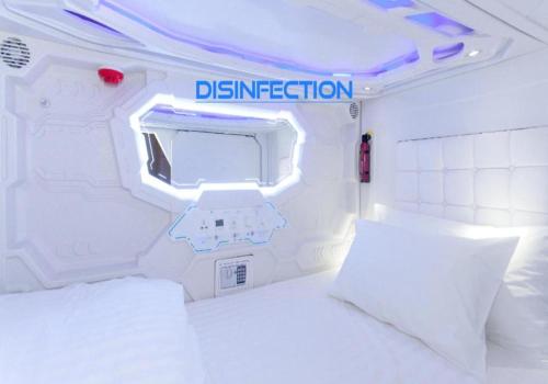 Postel nebo postele na pokoji v ubytování Avagard Capsule Hotel - Suvarnabhumi Airport