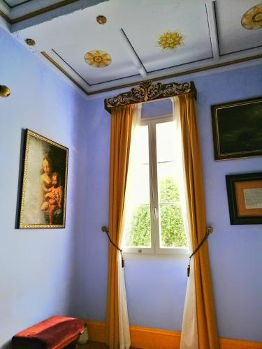 Una televisión o centro de entretenimiento en Casa Rocca Piccola B&B
