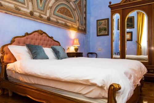 Una cama o camas en una habitación de Casa Rocca Piccola B&B