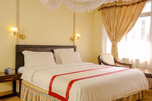 En eller flere senge i et værelse på New Safari Hotel