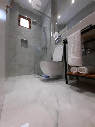 Bilik mandi di Hotel Piccolino