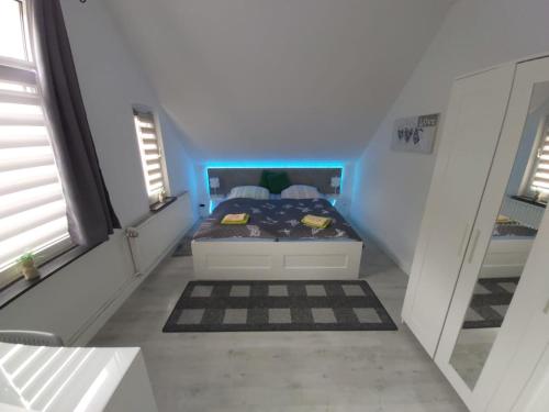 1 dormitorio con 1 cama en una habitación con ventanas en Haus Leonora, en Cuxhaven