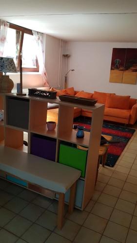 uma sala de estar com uma mesa e um sofá em Gemütliche wohnung em Bühl