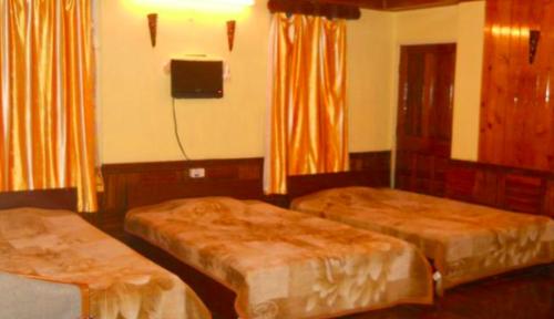 เตียงในห้องที่ Tip Top Gujarati House