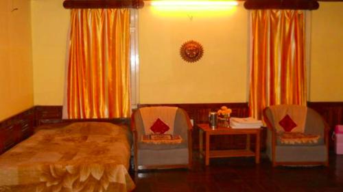 เตียงในห้องที่ Tip Top Gujarati House
