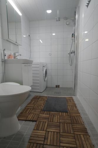 トゥルクにあるApartment Turku City Centerのシャワー、洗面台、トイレ付きのバスルーム