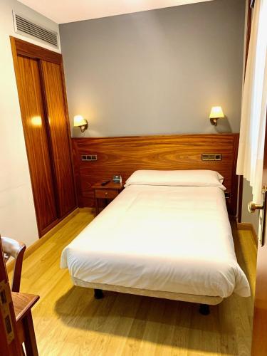 Ένα ή περισσότερα κρεβάτια σε δωμάτιο στο Hotel Los Templarios