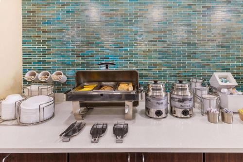 Nhà bếp/bếp nhỏ tại La Quinta by Wyndham Artesia