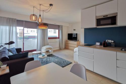 une cuisine et un salon avec un canapé et une table dans l'établissement Charming Apartment In The Centre Of Lyon, à Lyon