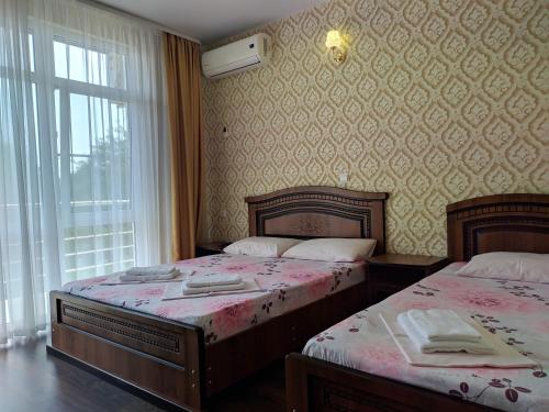 ヴァルダネにあるYasminaのベッドルーム1室(ベッド2台、窓付)