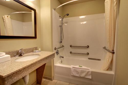 A bathroom at Cobblestone Inn & Suites - Rugby