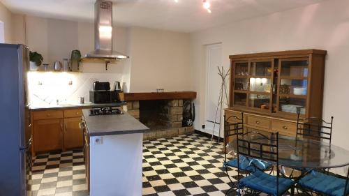 une cuisine avec une table et un comptoir dans l'établissement LE CLOS DES COLVERTS, à Campagne-sur-Aude