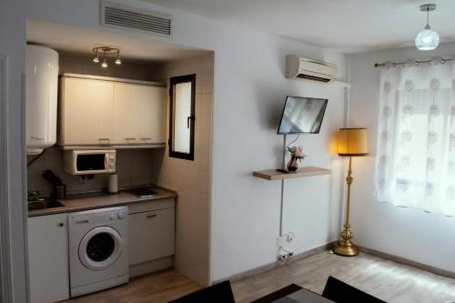 cocina con lavadora en una habitación en Apartamentos Sleep in Madrid, en Madrid