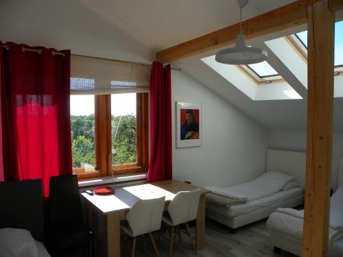 ブスコ・ズドロイにあるWILLA HONO LULUのテーブルとベッド、窓が備わる客室です。