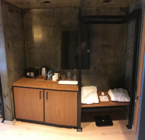 Zimmer mit einer Küche mit einem Tisch und einer Theke in der Unterkunft Meydan Besiktas Hotel in Istanbul