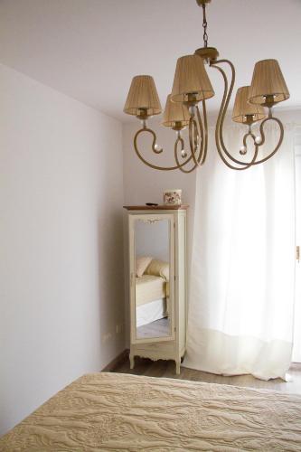 a bedroom with a bed and a chandelier at Hotel Rural El Secreto de Julia in Ríoseco