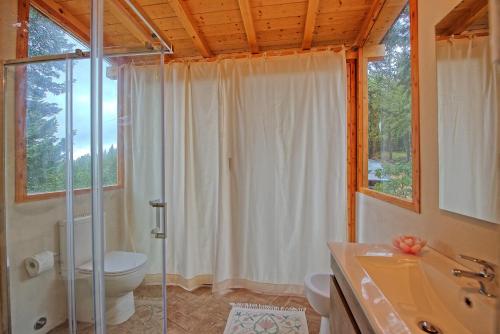 A bathroom at Casa Fioraie by PosarelliVillas