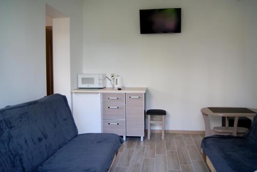 ein Wohnzimmer mit einem Sofa und einem Tisch in der Unterkunft Rega pokoje in Sarbinowo