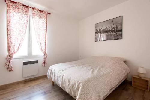 um quarto com uma cama e uma janela em MAISON *** AVEC COUR 3KM PLAGE ET LA ROCHELLE em Saint-Vivien