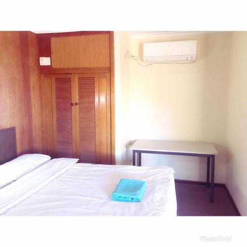 una camera con un letto e un asciugamano blu sopra di Meekatharra Hotel a Meekatharra