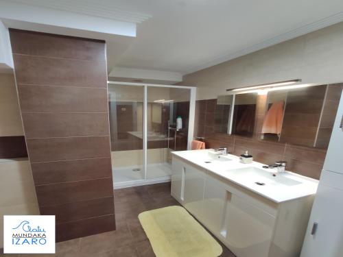 y baño con 2 lavabos y ducha. en Apartamento Izaro, en Mundaka