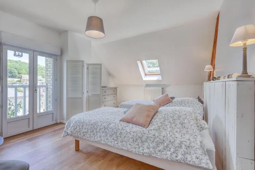 a bedroom with two beds and a window at Gite de Lizy in Anizy-le-Grand