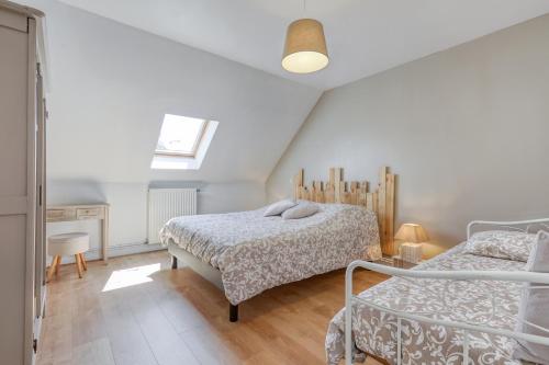 a bedroom with two beds and a desk at Gite de Lizy in Anizy-le-Grand