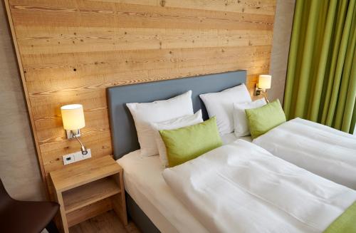 Postel nebo postele na pokoji v ubytování Bachhof Resort Hotel