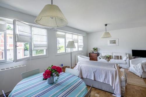 - un salon avec deux lits et deux tables dans l'établissement Le Saint É, à Dinard