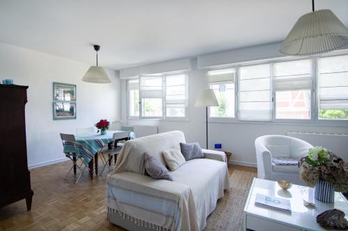 un salon avec un canapé blanc et une table dans l'établissement Le Saint É, à Dinard