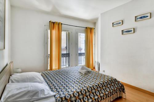 マルセイユにあるNOCNOC - La Permanenceのベッドルーム(ベッド1台、窓付)